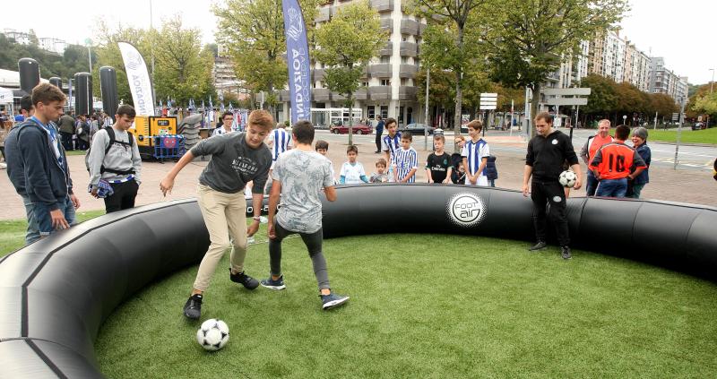 La Real está dispuesta a conseguir que Anoeta se convierta en una caldera en plena ebullición desde horas antes del inicio de cada encuentro. Desde primera hora de la mañana los más pequeños han disfrutado de torneos infantiles, de talleres y de música en directo en los aldeaños de Anoeta. Todo para que los aficionados pasen una noche inolvidable. 
