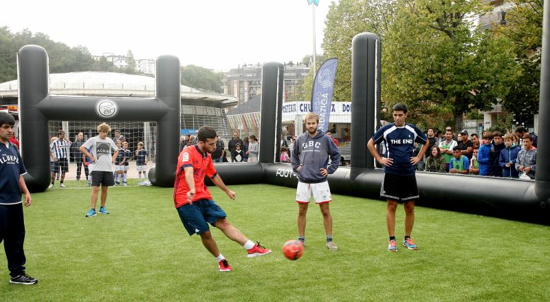 La Real está dispuesta a conseguir que Anoeta se convierta en una caldera en plena ebullición desde horas antes del inicio de cada encuentro. Desde primera hora de la mañana los más pequeños han disfrutado de torneos infantiles, de talleres y de música en directo en los aldeaños de Anoeta. Todo para que los aficionados pasen una noche inolvidable. 