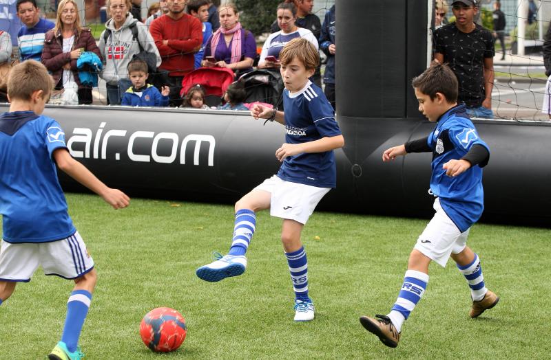 La Real está dispuesta a conseguir que Anoeta se convierta en una caldera en plena ebullición desde horas antes del inicio de cada encuentro. Desde primera hora de la mañana los más pequeños han disfrutado de torneos infantiles, de talleres y de música en directo en los aldeaños de Anoeta. Todo para que los aficionados pasen una noche inolvidable. 