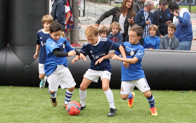 La Real está dispuesta a conseguir que Anoeta se convierta en una caldera en plena ebullición desde horas antes del inicio de cada encuentro. Desde primera hora de la mañana los más pequeños han disfrutado de torneos infantiles, de talleres y de música en directo en los aldeaños de Anoeta. Todo para que los aficionados pasen una noche inolvidable. 