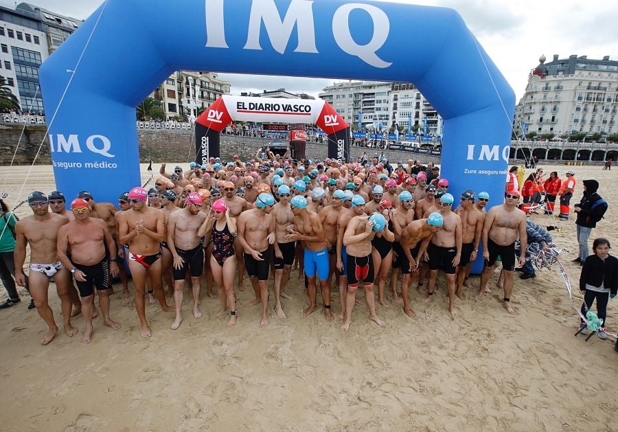 Se ha celebrado la quinta edición de 'Empresas que se mojan', una travesía a nado de un kilómetro que tiene lugar en la playa de la Concha.