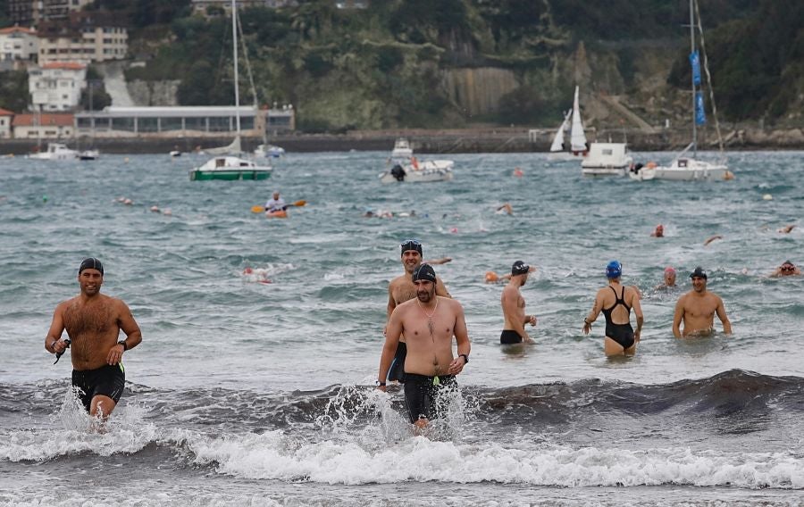 Se ha celebrado la quinta edición de 'Empresas que se mojan', una travesía a nado de un kilómetro que tiene lugar en la playa de la Concha.