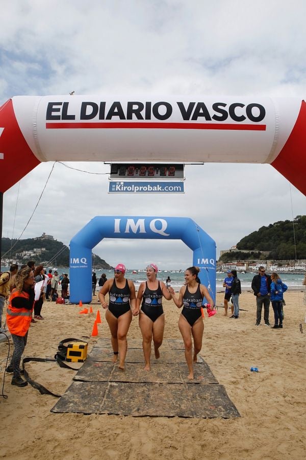 Se ha celebrado la quinta edición de 'Empresas que se mojan', una travesía a nado de un kilómetro que tiene lugar en la playa de la Concha.