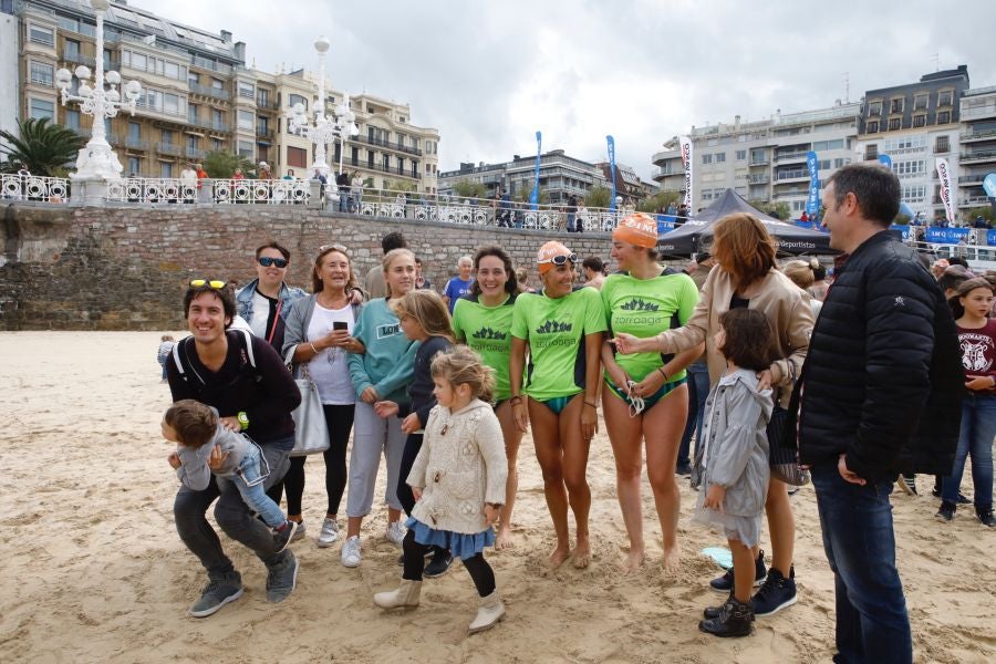 Se ha celebrado la quinta edición de 'Empresas que se mojan', una travesía a nado de un kilómetro que tiene lugar en la playa de la Concha.