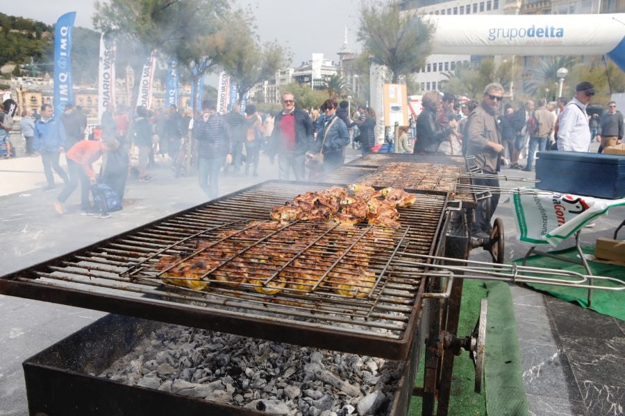 Se ha celebrado la quinta edición de 'Empresas que se mojan', una travesía a nado de un kilómetro que tiene lugar en la playa de la Concha.
