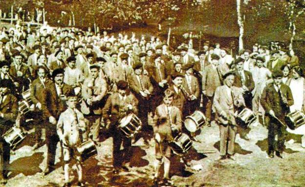 Aniversario. Imagen de la fundación de la Asociación de txistularis que tuvo lugar en Arrate en el año 1927.