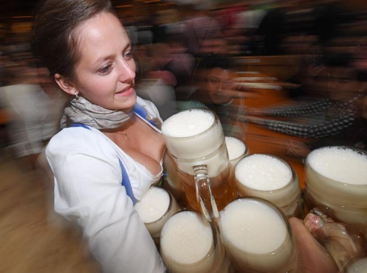 Como en otras ocasiones, el alcalde de la ciudad es el encargado de inaugurar el festival abriendo el primer barril de cerveza del día. Cientos de asistentes muestran su fidelidad al evento y acuden, aunque el tiempo no acompañe, al festival.