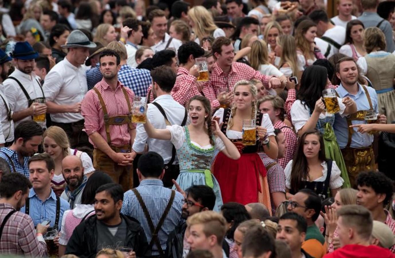 Como en otras ocasiones, el alcalde de la ciudad es el encargado de inaugurar el festival abriendo el primer barril de cerveza del día. Cientos de asistentes muestran su fidelidad al evento y acuden, aunque el tiempo no acompañe, al festival.