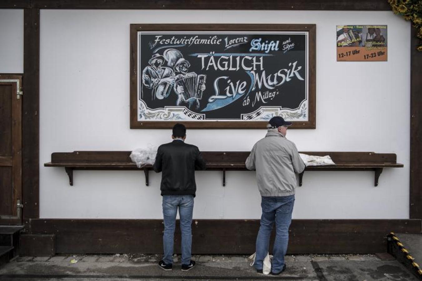 Como en otras ocasiones, el alcalde de la ciudad es el encargado de inaugurar el festival abriendo el primer barril de cerveza del día. Cientos de asistentes muestran su fidelidad al evento y acuden, aunque el tiempo no acompañe, al festival.