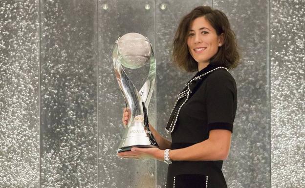 Garbiñe Muguruza, este lunes con el trofeo que la acredita como número uno mundial.