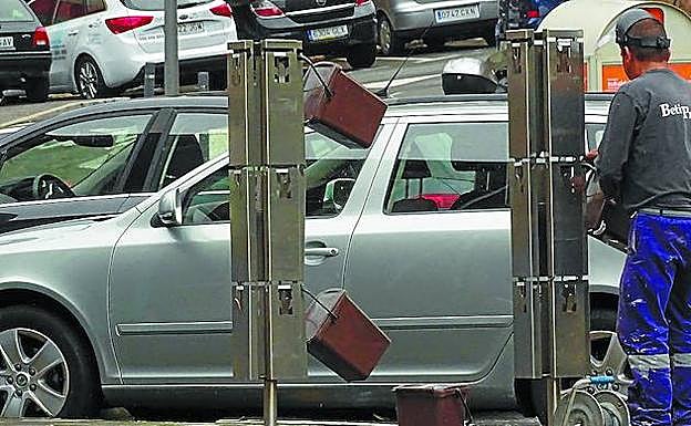 Un operario retira de las calles de Lezo los postes de los colgadores habilitados para el sistema del puerta a puerta