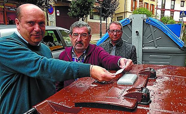 Domínguez-Macaya y Martiarena, ante un contenedor.