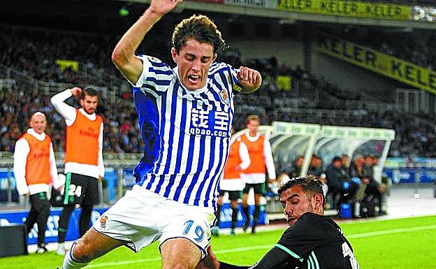 Odriozola intenta superar a Theo sin éxito. 