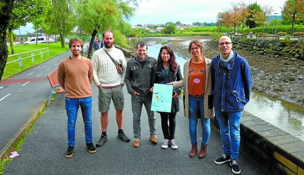 Oier Gil, Iker Eizaguirre, Gorka Álvarez, Alazne Corral, Juncal Eizaguirre y Carlos Sánchez, junto al río Bidasoa.