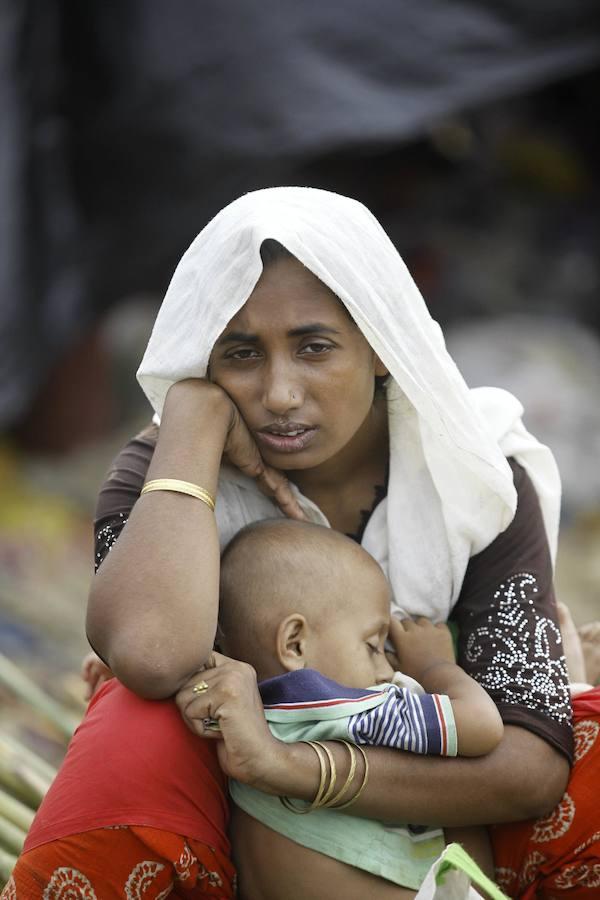 Más de 420.000 refugiados han llegado a Bangladés huyendo de la persecución por parte del ejércido de Myanmar sumergidos en el hambre, las enfermedades y la violencia. Son los rohinyá, una minoria musulmana que pertenece a un país de mayoria budista. La mayor parte de los refugiados son niños que llegan desacompañados y mujeres.