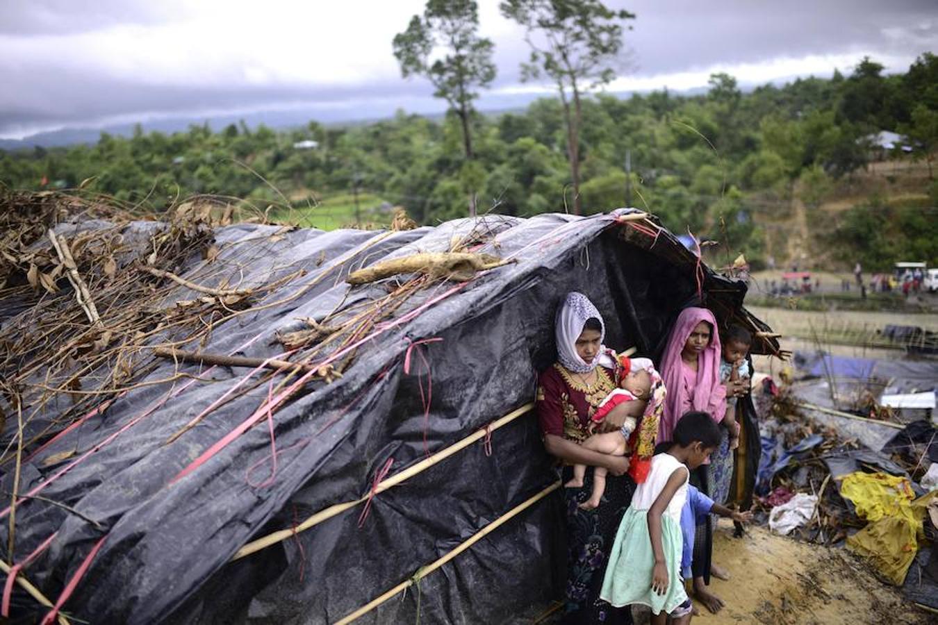 Más de 420.000 refugiados han llegado a Bangladés huyendo de la persecución por parte del ejércido de Myanmar sumergidos en el hambre, las enfermedades y la violencia. Son los rohinyá, una minoria musulmana que pertenece a un país de mayoria budista. La mayor parte de los refugiados son niños que llegan desacompañados y mujeres.