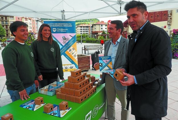 Presentación. Iñaki Prego y Mikel Serrano, ayer en el stand que se instaló en la intermodal.