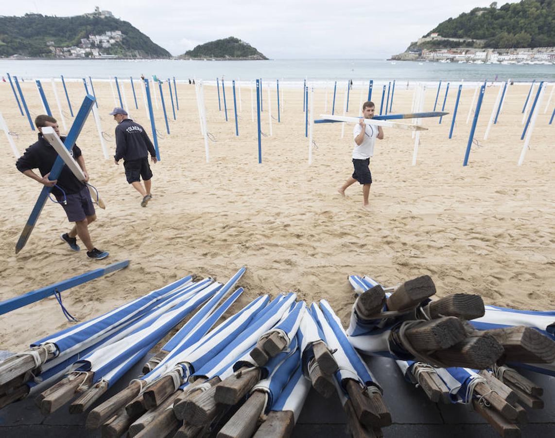 El verano ya ha acabado, marca de ello es la retirada de toldos y sillas de las playas de San Sebastián. En Ondarreta ya se ha llevado a cabo el desalojo, y el arenal ha quedado desierto, hasta la temporada que viene. 
