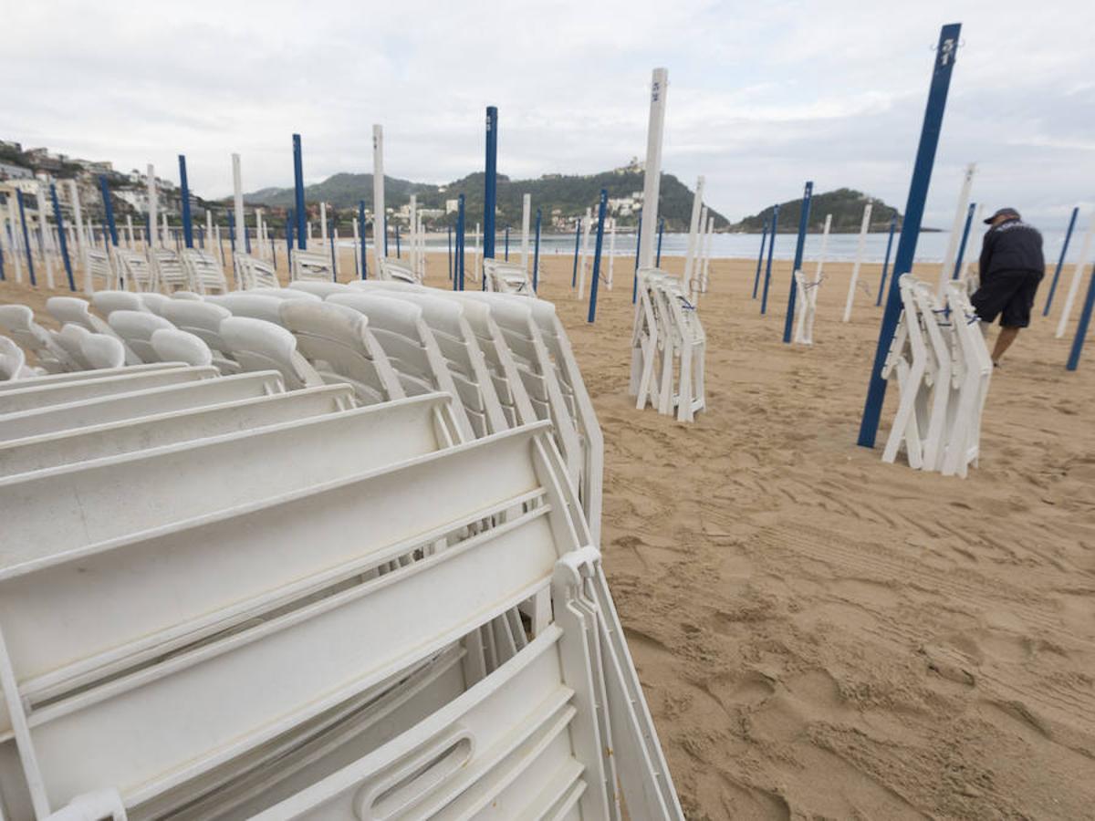 El verano ya ha acabado, marca de ello es la retirada de toldos y sillas de las playas de San Sebastián. En Ondarreta ya se ha llevado a cabo el desalojo, y el arenal ha quedado desierto, hasta la temporada que viene. 