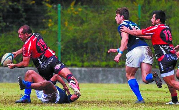 Facundo Oribe logrando uno de sus dos ensayos en Oviedo.