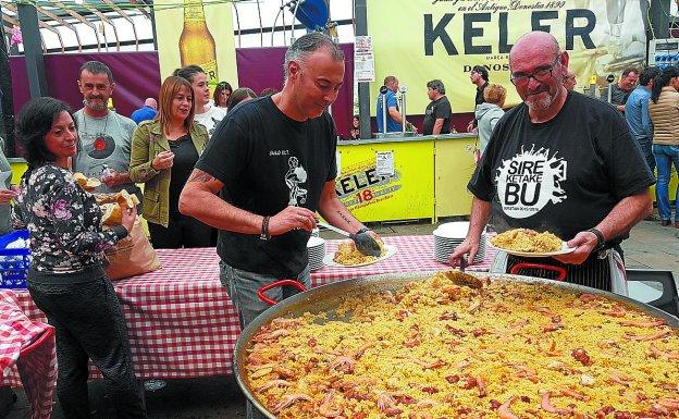 Más de 200 raciones . Una paellada popular puso el cierre a la Sanlobeerfest el domingo. 