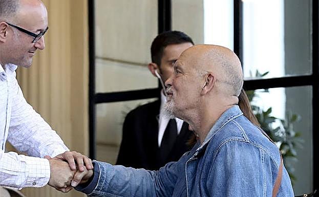 John Malkovich es recibido por José Luis Rebordinos a su llegada al hotel María Cristina esta tarde. 