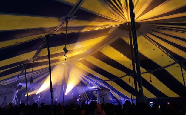 Una carpa circense se convirtió en el perfecto refugio ante la lluvia.