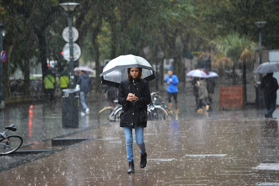 El paraguas y el chubasquero serán habituales en otoño en Euskadi. 