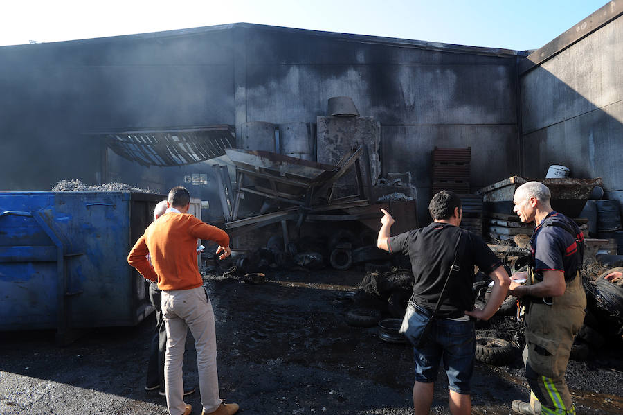 Un incendio ha destrozado este miércoles un pabellón de la empresa eibarresa Hierros Servando situado en el polígono Goitondo de Mallabia. A pesar de tratarse de un fuego espectacular, no hubo que lamentar daños personales dado que los empleados de la nave calcinada pudieron abandonar su lugar de trabajo al alzarse la voz de alarma. 