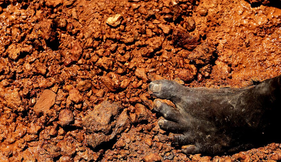 Son unos mineros que abundan en Brasil en la selva del Amazonas. Viven en condiciones infrahumanas y arriesgan su vida al utilizar máquinas como los monitores hidráulicos en búsqueda de mercurio, como sustancia para amalgamar el oro. Un uso que daña gravemente el medio ambiente.