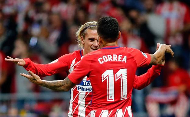 Ángel Correa celebra un gol con Griezmann. 