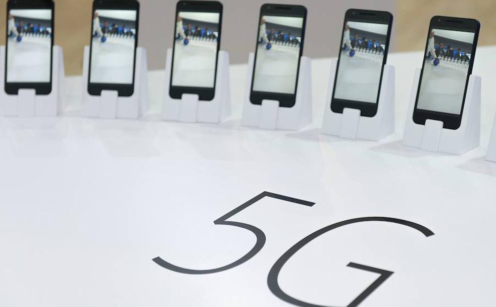 Móviles con tecnología 5G expuestos en el WMC de Barcelona.