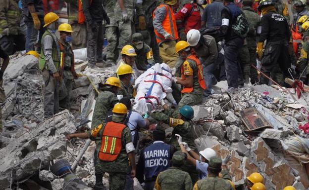 Labores de rescate entre los escombros de un edificio de Ciudad de México.