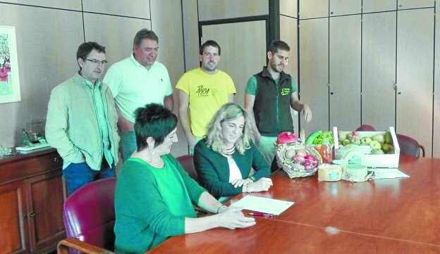 Maite Aristegi y Kristina Elkoro en el acto de firma acompañadas del alcalde Kortabarria y cargos de Elay.