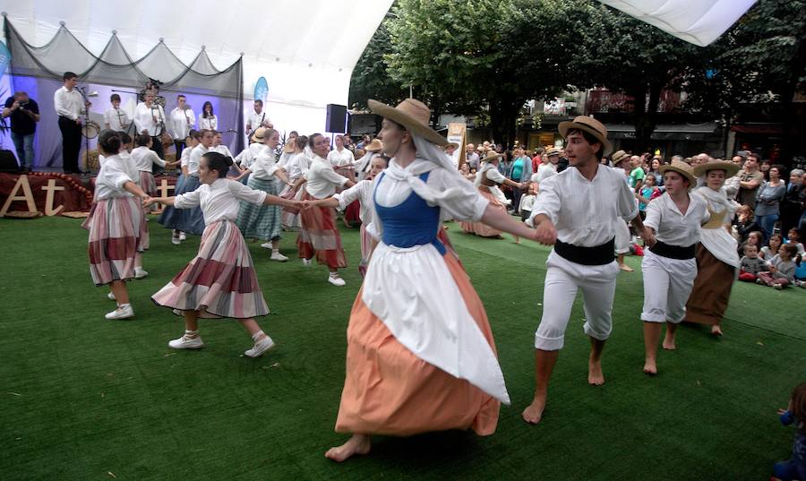 El Festival Atlantikaldia celebra su cuarta edición, que se prolongará hasta el próximo domingo día 24. El acto inaugural ha tenido lugar en la Herrixka y han participado alumnos de la Escuela de Música y Danza de Errenteria Musikal. 