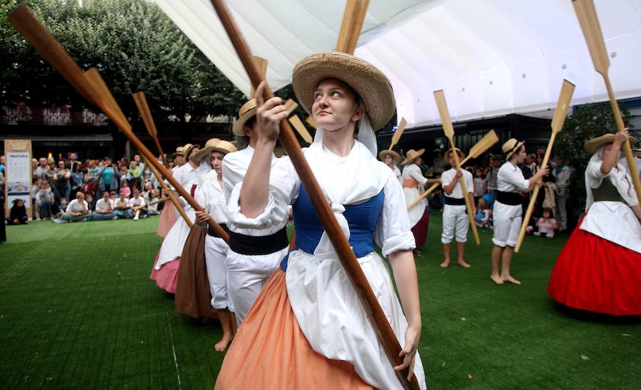 El Festival Atlantikaldia celebra su cuarta edición, que se prolongará hasta el próximo domingo día 24. El acto inaugural ha tenido lugar en la Herrixka y han participado alumnos de la Escuela de Música y Danza de Errenteria Musikal. 