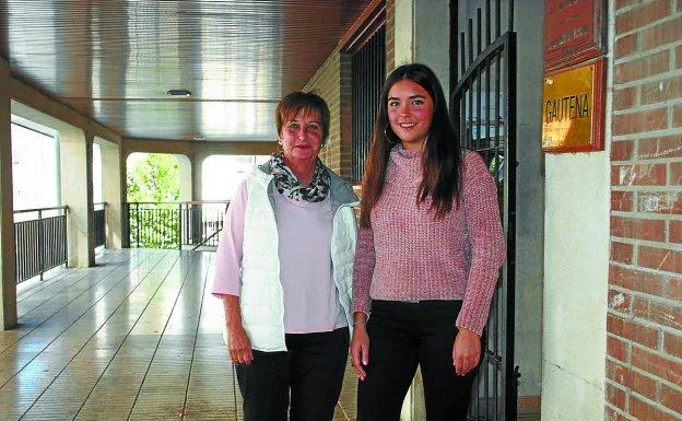 Sede. La concejala de servicios sociales Amaia Azpiazu con Nora Ugarteburu ante la nueva oficina.