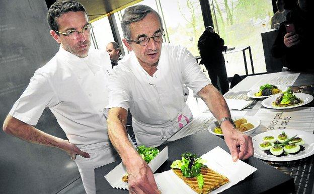 El chef de Le Suquet, con su padre al frente, preparando uno de sus 500 platos diarios. 