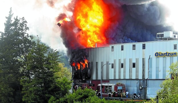 El incendio de la fábrica de tablas de surf que Pukas tiene en Oiartzun ha sido una de las emergencias que mayor despliegue de bomberos ha requerido.