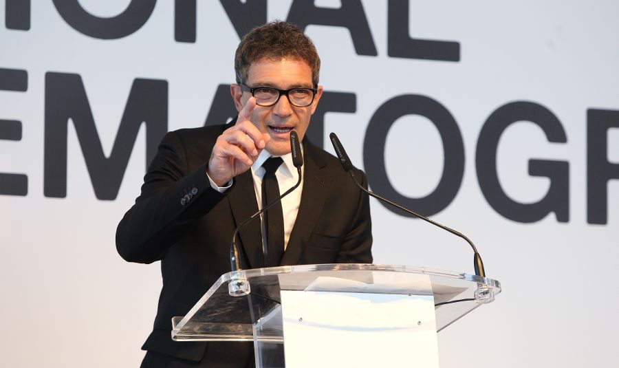 Antonio Banderas ha recibido este mediodía el Premio Nacional de Cinematografía en un concurridísimo acto celebrado en el prisma de Tabakalera, al que han asistido representantes institucionales y compañeros de profesión del director, productor e intérprete malagueño. 