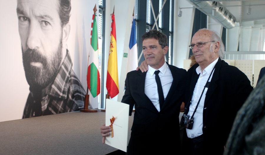 Antonio Banderas ha recibido este mediodía el Premio Nacional de Cinematografía en un concurridísimo acto celebrado en el prisma de Tabakalera, al que han asistido representantes institucionales y compañeros de profesión del director, productor e intérprete malagueño. 