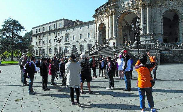 Numerosos turistas disfrutan del entorno de Loiola y fotografían la Basílica.