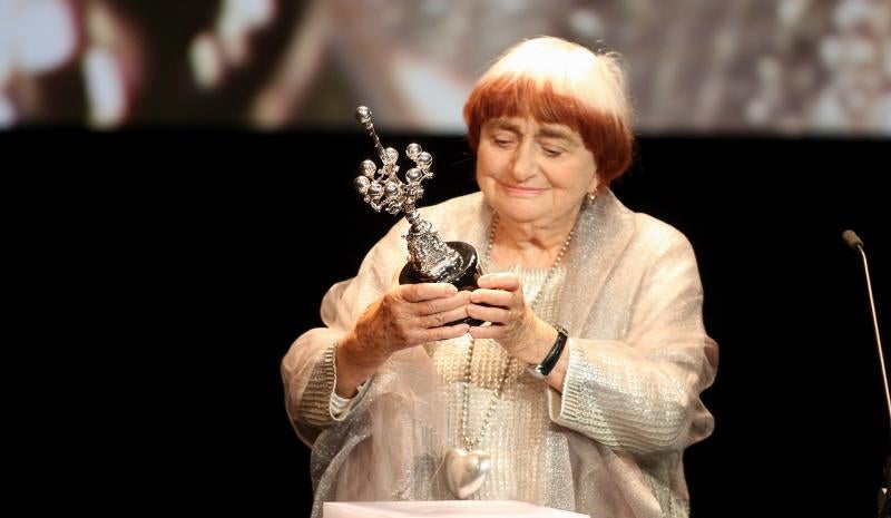 La directora belga Agnès Varda ha recibido, este domingo por la tarde, el primer Premio Donostia de la 65 edición del Festival de Cine de San Sebastián. «Es un premio que dan a gente con éxito comercial, me siento la primera premiada marginal», ha señalado al recoger el galardón.