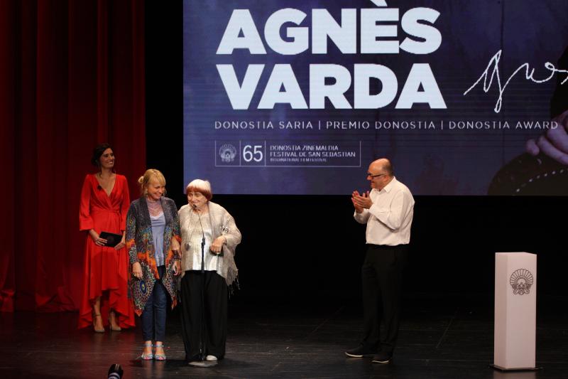 La directora belga Agnès Varda ha recibido, este domingo por la tarde, el primer Premio Donostia de la 65 edición del Festival de Cine de San Sebastián. «Es un premio que dan a gente con éxito comercial, me siento la primera premiada marginal», ha señalado al recoger el galardón.