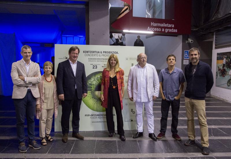 La Orquesta Sinfónica de Euskadi ha actuado, dentro del 65 Festival de Cine de San Sebastián, en el Velódromo.