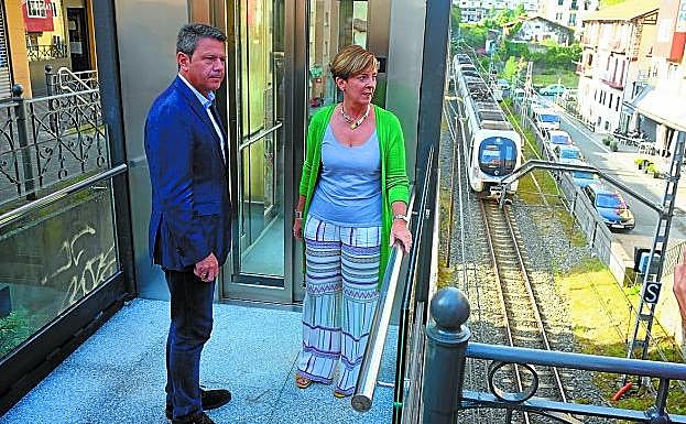 En funcionamiento. Santano y Tapia fueron los primeros en probar el ascensor.