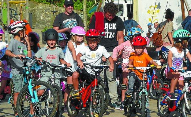 La salida de los niños de más edad concentró a muchos participantes. A la derecha, el circuito para los txikis. Abajo, los corredores en la línea de salida.