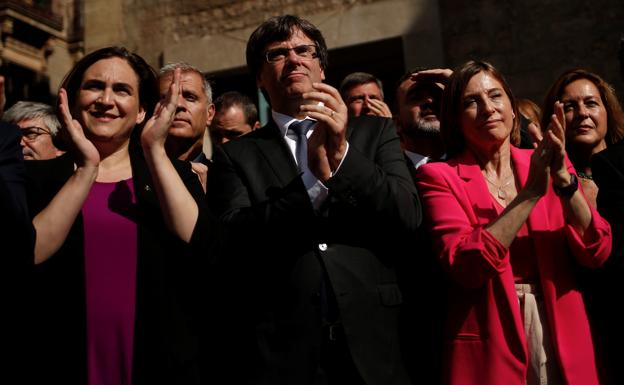 El presidente de la Generalitat, Carles Puigdemont (c.).