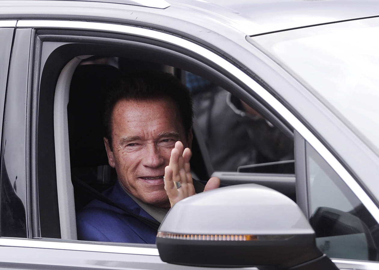 Arnold Schwarzenegger ha llegado a las once y media de la mañana al Victoria Eugenia vestido con chaqueta azul, pantalón negro y deportivas.