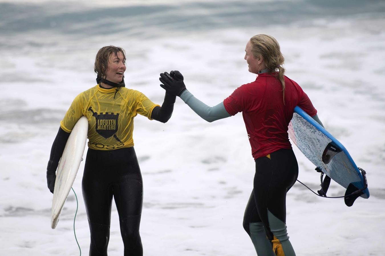 Así ha sido la sesión nocturna de los Lofoten Masters 2017, la competición de surf más septentrional del mundo realizada en la bahía de Unstad, Noruega, en el círculo ártico,.